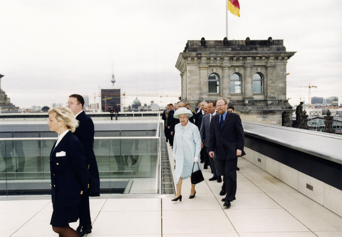 Thierse, Wolfgang Bundestagspräsident Wolfgang Thierse, SPD, MdB, empfängt Queen Elizabeth II., Königin von England, im Reichstagsgebäude.; Hier: Besichtigung der Dachterrasse des Reichstagsgebäudes.; besichtigen, Kuppel, Terrasse