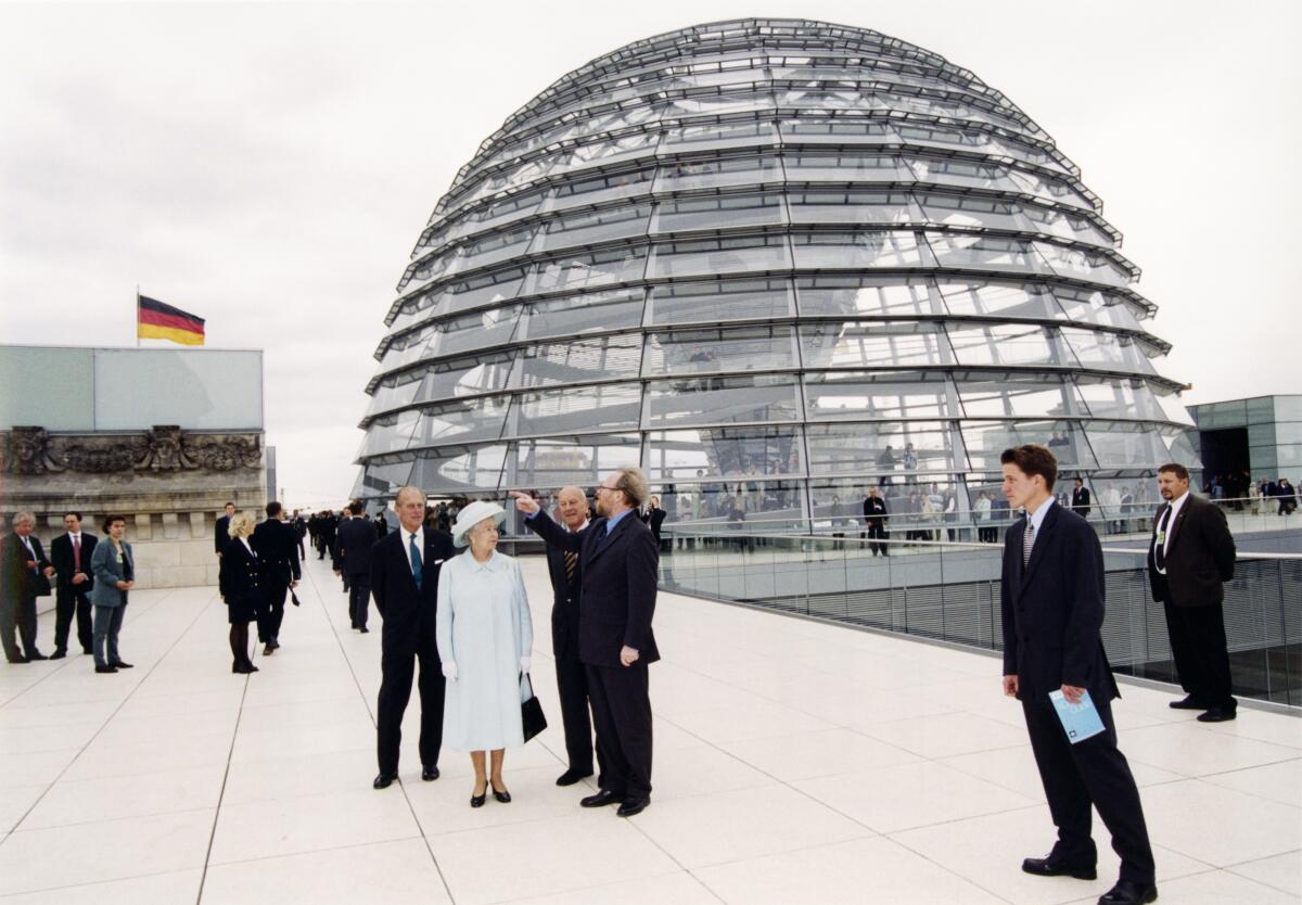 Thierse, Wolfgang Bundestagspräsident Wolfgang Thierse, SPD, MdB, empfängt Queen Elizabeth II., Königin von England, im Reichstagsgebäude.; Hier: Besichtigung der Dachterrasse des Reichstagsgebäudes.; besichtigen, Kuppel, Terrasse