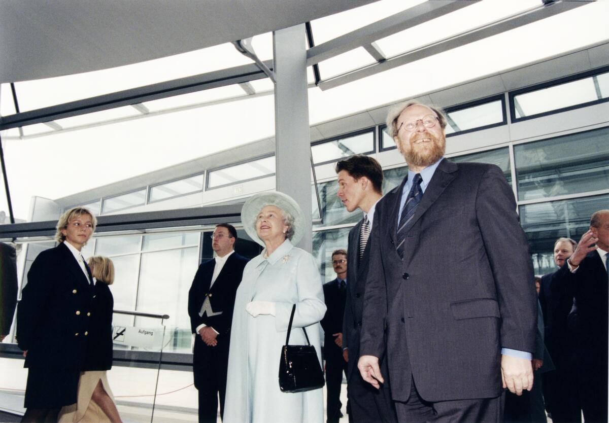 Thierse, Wolfgang Bundestagspräsident Wolfgang Thierse, SPD, MdB, empfängt Queen Elizabeth II., Königin von England, im Reichstagsgebäude.; Hier: Besichtigung der Reichstagskuppel.; besichtigen, besuchen, Kuppel