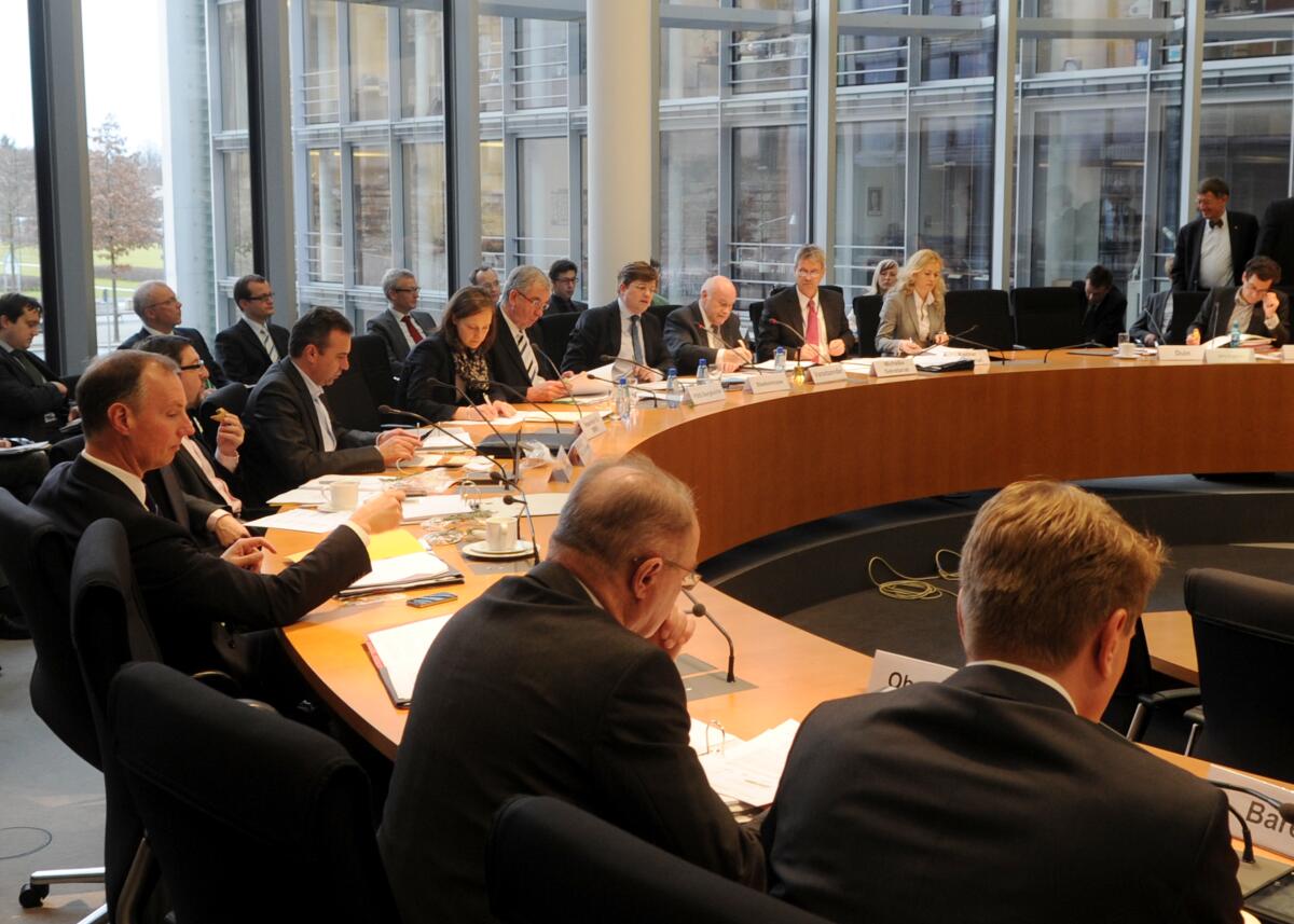 Eckart von Klaeden, Staatsminister, CDU/CSU, ist zu Gast im Ausschuss des Deutschen Bundestages für Wirtschaft und Technologie. Die Sitzung wird von dem Ausschussvorsitzenden Ernst Hinsken, CDU/CSU, geleitet.; Übersicht. Eckart von Klaeden, Staatsminister, CDU/CSU, ist zu Gast im Ausschuss des Deutschen Bundestages für Wirtschaft und Technologie. Die Sitzung wird von dem Ausschussvorsitzenden Ernst Hinsken, CDU/CSU, geleitet.; Übersicht.