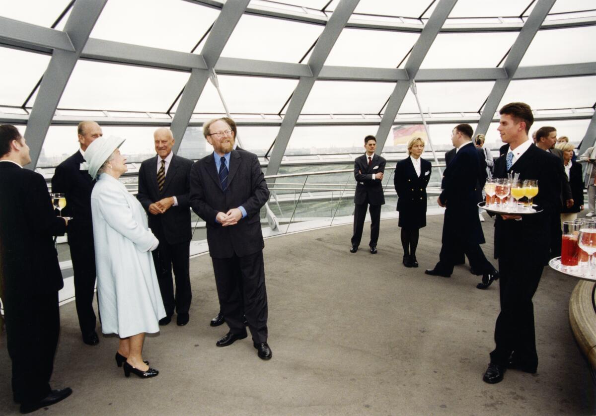 Thierse, Wolfgang Bundestagspräsident Wolfgang Thierse, SPD, MdB, empfängt Queen Elizabeth II., Königin von England, im Reichstagsgebäude.; Hier: Besichtigung der Reichstagskuppel.; besichtigen, besuchen, Kuppel