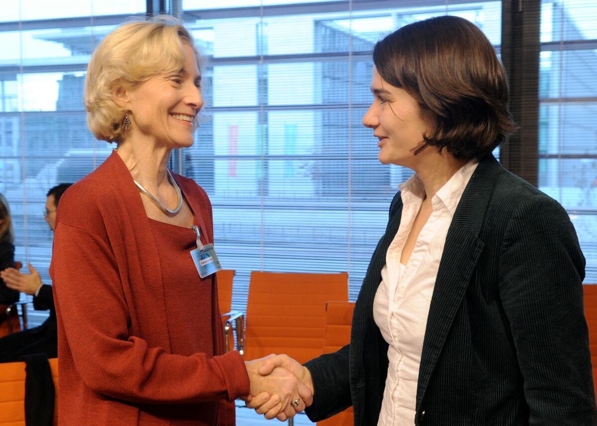 Mit Beteiligung von Prof. Martha Nussbaum, (li), hat die Enquete-Kommission Wachstum, Wohlstand und Lebensqualität, eine Sitzung, die von der Vorsitzenden, Daniela Kolbe, (re), SPD, geleitet wird. Kolbe, Daniela; Nussbaum, Martha Mit Beteiligung von Prof. Martha Nussbaum, (li), hat die Enquete-Kommission Wachstum, Wohlstand und Lebensqualität, eine Sitzung, die von der Vorsitzenden, Daniela Kolbe, (re), SPD, geleitet wird.