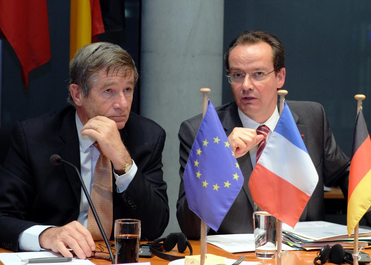 Gunther Krichbaum, (re), CDU/CSU, Vorsitzender des Ausschusses des Deutschen Bundestages für die Angelegenheiten der Europäischen Union, und Pierre Lequiller, (li), von der Assemblé Nationale der Republik Frankreich, in einer gemeinsamen Sitzung.; Fahne, Fahnen. Krichbaum, Gunther; Lequiller, Pierre Gunther Krichbaum, (re), CDU/CSU, Vorsitzender des Ausschusses des Deutschen Bundestages für die Angelegenheiten der Europäischen Union, und Pierre Lequiller, (li), von der Assemblé Nationale der Republik Frankreich, in einer gemeinsamen Sitzung.; Fahne, Fahnen.