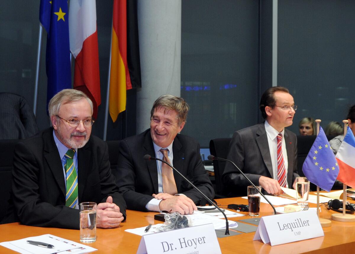 Gunther Krichbaum, (re), CDU/CSU, Vorsitzender des Ausschusses des Deutschen Bundestages für die Angelegenheiten der Europäischen Union, und Pierre Lequiller, (mitte), von der Assemblé Nationale der Republik Frankreich, in einer gemeinsamen Sitzung. Links: Staatsminister Werner Hoyer, FDP. Krichbaum, Gunther; Lequiller, Pierre; Hoyer, Werner Gunther Krichbaum, (re), CDU/CSU, Vorsitzender des Ausschusses des Deutschen Bundestages für die Angelegenheiten der Europäischen Union, und Pierre Lequiller, (mitte), von der Assemblé Nationale der Republik Frankreich, in einer gemeinsamen Sitzung. Links: Staatsminister Werner Hoyer, FDP.