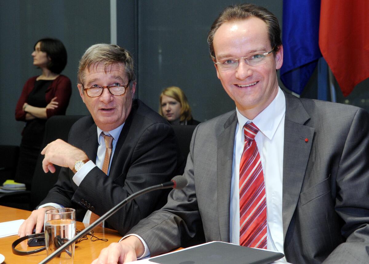 Gunther Krichbaum, (re), CDU/CSU, Vorsitzender des Ausschusses des Deutschen Bundestages für die Angelegenheiten der Europäischen Union, und Pierre Lequiller, (li), von der Assemblé Nationale der Republik Frankreich, in einer gemeinsamen Sitzung. Krichbaum, Gunther; Lequiller, Pierre Gunther Krichbaum, (re), CDU/CSU, Vorsitzender des Ausschusses des Deutschen Bundestages für die Angelegenheiten der Europäischen Union, und Pierre Lequiller, (li), von der Assemblé Nationale der Republik Frankreich, in einer gemeinsamen Sitzung.