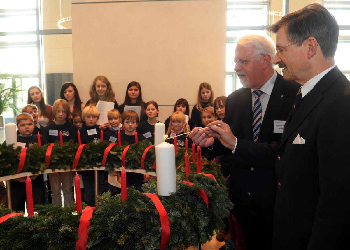 Solms, Hermann Otto; Stockmeier, Johannes Das Diakonische Werk der EKD e. V. überreicht zum vierten Mal einen Adventskranz an den Deutschen Bundestag. Bundestagsvizepräsident Dr. Hermann Otto Solms, FDP, nimmt diesen entgegen. 2.v.li.: Johannes Stockmeier vom Diakonischen Werk der EKD e. V.