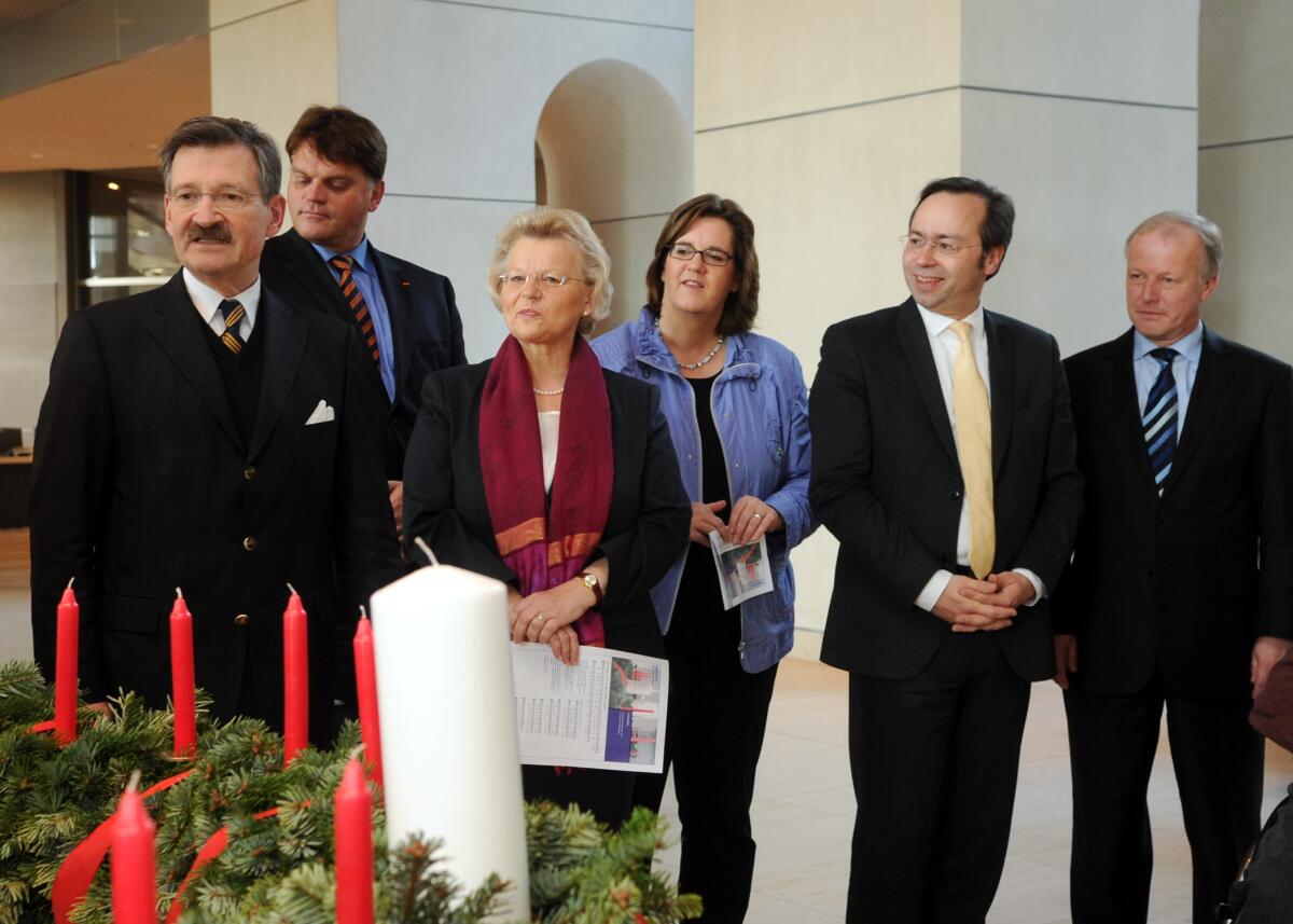 Das Diakonische Werk der EKD e. V. überreicht zum vierten Mal einen Adventskranz an den Deutschen Bundestag. Bundestagsvizepräsident Dr. Hermann Otto Solms, FDP, nimmt diesen entgegen. Hier mit den Abgeordneten, v.li.: Markus Grübel, CDU/CSU, Mechthild Dyckmans, FDP, Kerstin Griese, SPD, Patrick Meinhardt, FDP, und Peter Weiß, CDU/CSU. Solms, Hermann Otto; Grübel, Markus; Dyckmans, Mechthild; Griese, Kerstin; Meinhardt, Patrick; Weiß, Peter Das Diakonische Werk der EKD e. V. überreicht zum vierten Mal einen Adventskranz an den Deutschen Bundestag. Bundestagsvizepräsident Dr. Hermann Otto Solms, FDP, nimmt diesen entgegen. Hier mit den Abgeordneten, v.li.: Markus Grübel, CDU/CSU, Mechthild Dyckmans, FDP, Kerstin Griese, SPD, Patrick Meinhardt, FDP, und Peter Weiß, CDU/CSU.