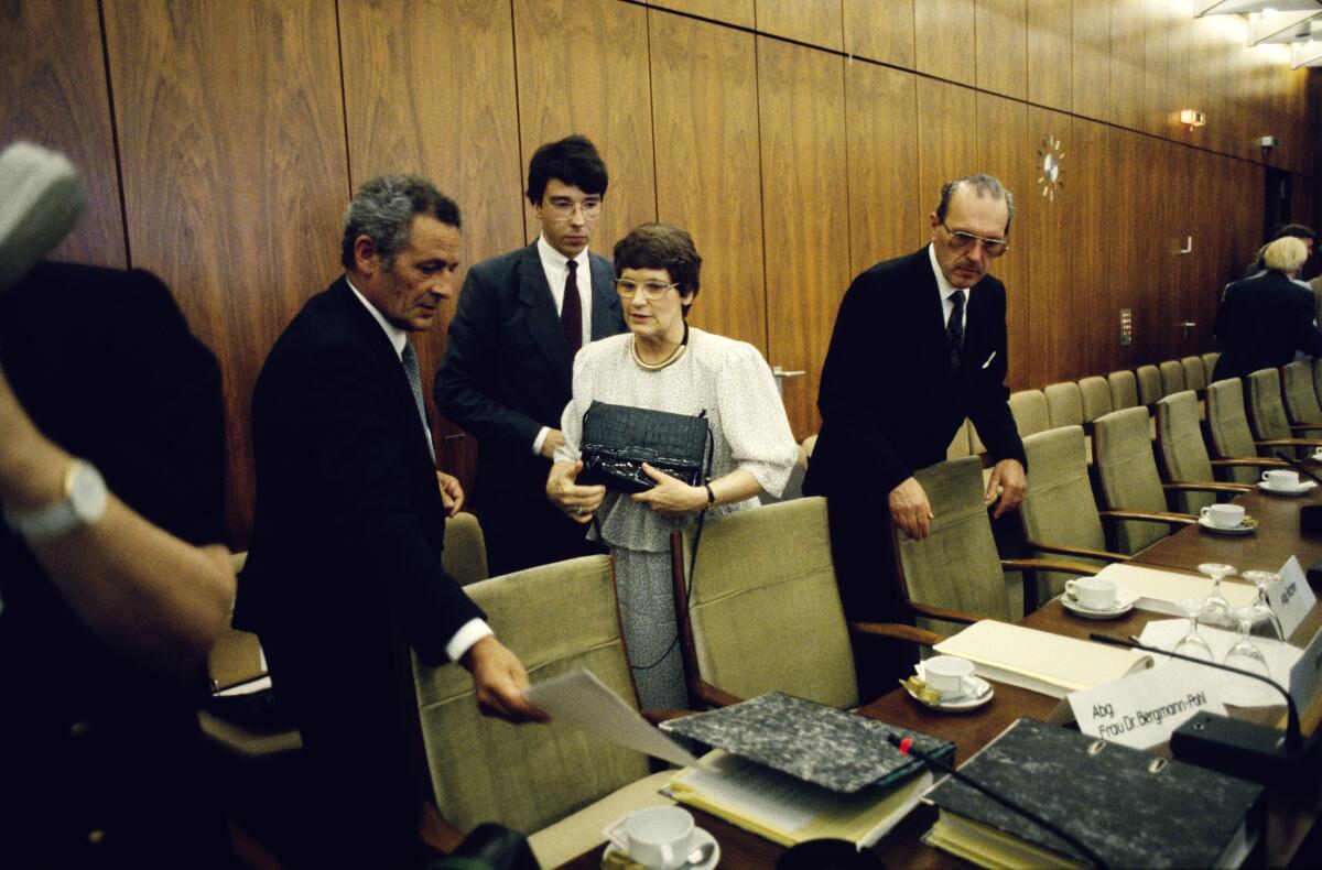 Süssmuth, Rita Erste gemeinsame Sitzung der Ausschüsse Deutsche Einheit der Abgeordneten der Volkskammer der DDR und der Abgeordneten des Deutschen Bundestages.; Die Ausschussvorsitzenden Rita Süssmuth, CDU/CSU, Präsidentin des Deutschen Bundestages betritt den Sitzungssaal.