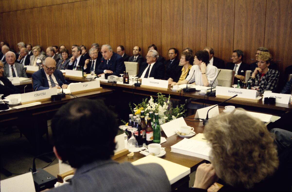 Waigel, Theo; Seiters, Rudolf; Kohl, Helmut; Däubler-Gmelin, Herta; Süssmuth, Rita; Bergmann-Pohl, Sabine; Mischnick, Wolfgang Erste gemeinsame Sitzung der Ausschüsse Deutsche Einheit der Abgeordneten der Volkskammer der DDR und der Abgeordneten des Deutschen Bundestages.; Die Ausschussvorsitzenden Herta Däubler-Gmelin, SPD, stellvertretende SPD-Vorsitzende; Rita Süssmuth, CDU/CSU, Präsidentin des Deutschen Bundestages und Sabine Bergmann-Pohl, CDU, Präsidentin der Volkskammer und Staatsratsvorsitzende der DDR mit weiteren Mitgliedern des Ausschusses während der Sitzung.; Übersichtsbilder des Sitzungssaals mit den Abgeordneten