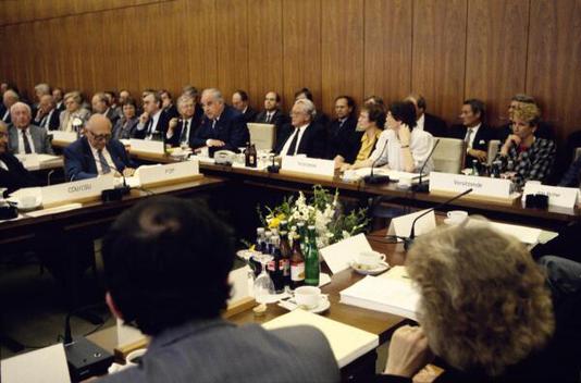 Waigel, Theo; Seiters, Rudolf; Kohl, Helmut; Däubler-Gmelin, Herta; Süssmuth, Rita; Bergmann-Pohl, Sabine; Mischnick, Wolfgang Liegenschaften in Bonn, Verwaltung