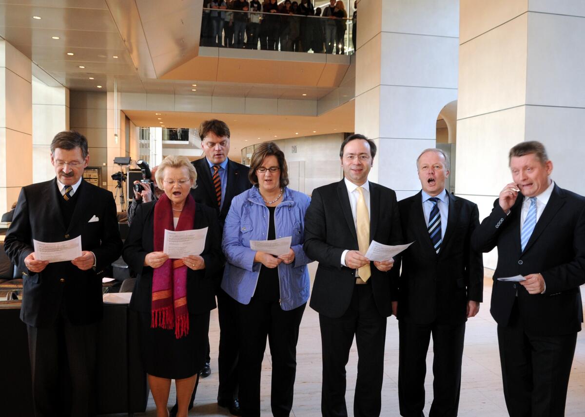 Das Diakonische Werk der EKD e. V. überreicht zum vierten Mal einen Adventskranz an den Deutschen Bundestag. Bundestagsvizepräsident Dr. Hermann Otto Solms, FDP, nimmt diesen entgegen. Hier mit den Abgeordneten, v.li.: Markus Grübel, CDU/CSU, Mechthild Dyckmans, FDP, Kerstin Griese, SPD, Patrick Meinhardt, FDP, Peter Weiß und Hermann Gröhe, beide CDU/CSU. Solms, Hermann Otto; Grübel, Markus; Dyckmans, Mechthild; Griese, Kerstin; Meinhardt, Patrick; Weiß, Peter; Gröhe, Hermann Das Diakonische Werk der EKD e. V. überreicht zum vierten Mal einen Adventskranz an den Deutschen Bundestag. Bundestagsvizepräsident Dr. Hermann Otto Solms, FDP, nimmt diesen entgegen. Hier mit den Abgeordneten, v.li.: Markus Grübel, CDU/CSU, Mechthild Dyckmans, FDP, Kerstin Griese, SPD, Patrick Meinhardt, FDP, Peter Weiß und Hermann Gröhe, beide CDU/CSU.