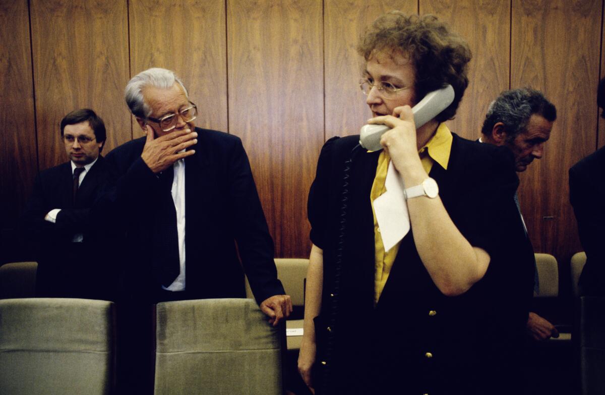 Erste gemeinsame Sitzung der Ausschüsse Deutsche Einheit der Abgeordneten der Volkskammer der DDR und der Abgeordneten des Deutschen Bundestages.; Joseph Bücker, Direktor beim Deutschen Bundestag und die stellvertretende Ausschussvorsitzenden Herta Däubler-Gmelin, SPD, stellvertretende SPD-Vorsitzende während der Sitzung.; Telefonhörer, Anruf Bücker, Joseph; Däubler-Gmelin, Herta Erste gemeinsame Sitzung der Ausschüsse Deutsche Einheit der Abgeordneten der Volkskammer der DDR und der Abgeordneten des Deutschen Bundestages.; Joseph Bücker, Direktor beim Deutschen Bundestag und die stellvertretende Ausschussvorsitzenden Herta Däubler-Gmelin, SPD, stellvertretende SPD-Vorsitzende während der Sitzung.; Telefonhörer, Anruf