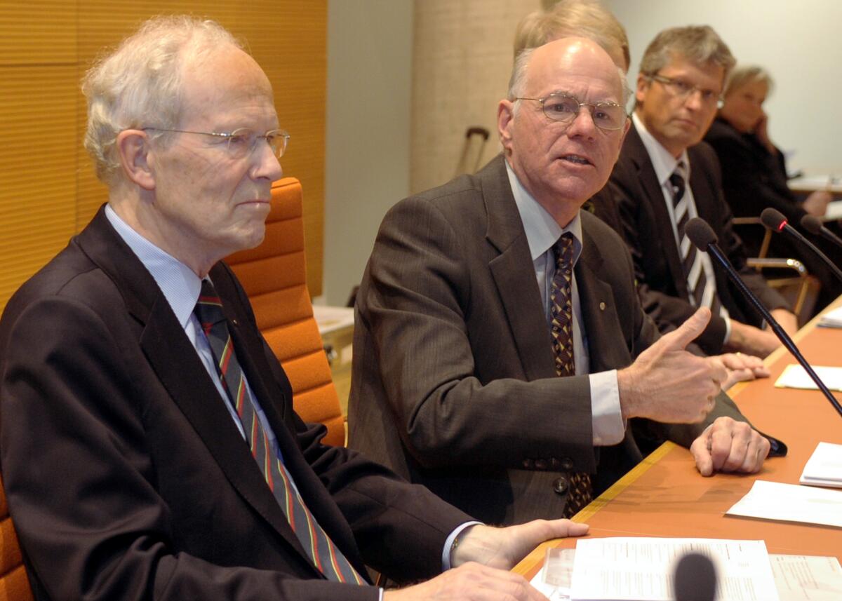 Konstituierung der Unabhängige Kommission zu Fragen des Abgeordnetenrechts durch Bundestagspräsident Prof. Dr. Norbert Lammert, (re), CDU/CSU. Der Vorsitzende des Gremiums ist Prof. Dr. Edzard Schmidt-Jortzig, (li). Lammert, Norbert; Schmidt-Jortzig, Edzard Konstituierung der Unabhängige Kommission zu Fragen des Abgeordnetenrechts durch Bundestagspräsident Prof. Dr. Norbert Lammert, (re), CDU/CSU. Der Vorsitzende des Gremiums ist Prof. Dr. Edzard Schmidt-Jortzig, (li).