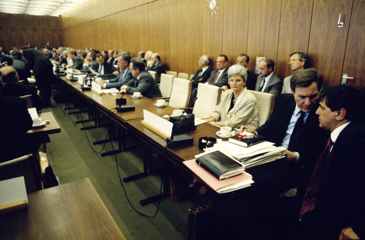 Erste gemeinsame Sitzung der Ausschüsse Deutsche Einheit der Abgeordneten der Volkskammer der DDR und der Abgeordneten des Deutschen Bundestages.; Totale des Sitzungssaals mit den Mitgliedern des Ausschusses. Erste gemeinsame Sitzung der Ausschüsse Deutsche Einheit der Abgeordneten der Volkskammer der DDR und der Abgeordneten des Deutschen Bundestages.; Totale des Sitzungssaals mit den Mitgliedern des Ausschusses.