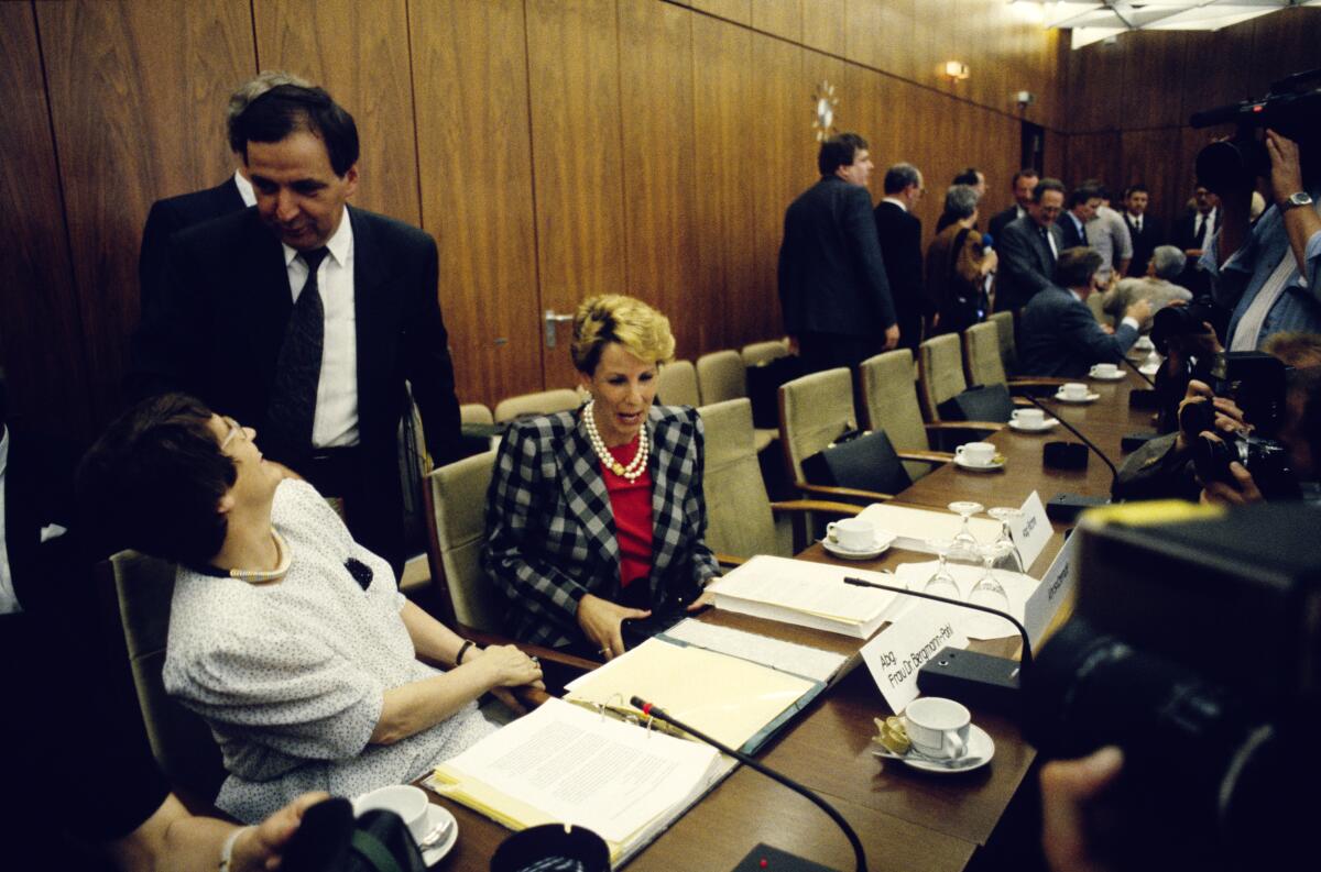 Süssmuth, Rita; Bergmann-Pohl, Sabine Erste gemeinsame Sitzung der Ausschüsse Deutsche Einheit der Abgeordneten der Volkskammer der DDR und der Abgeordneten des Deutschen Bundestages.; Die Ausschussvorsitzenden v.l.n.r.: Rita Süssmuth, CDU/CSU, Präsidentin des Deutschen Bundestages und Sabine Bergmann-Pohl, CDU, Präsidentin der Volkskammer und Staatsratsvorsitzende der DDR.
