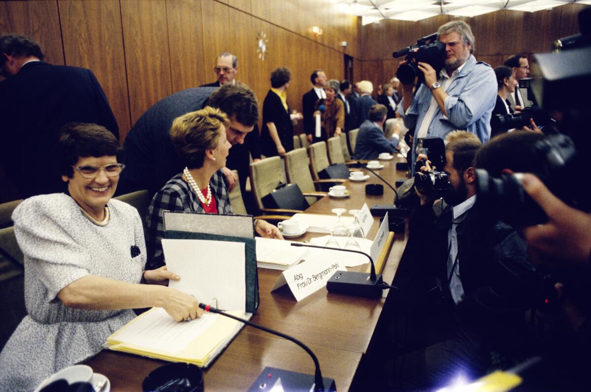 Erste gemeinsame Sitzung der Ausschüsse Deutsche Einheit der Volkskammer der DDR und des Deutschen Bundestages.; Die Ausschussvorsitzenden v.l.n.r.: Rita Süssmuth, CDU/CSU, Präsidentin des Deutschen Bundestages und Sabine Bergmann-Pohl, CDU, Präsidentin der Volkskammer und Staatsratsvorsitzende der DDR vor Medienvertretern.; Medien, Presse, Kamera, Kameramann Süssmuth, Rita; Bergmann-Pohl, Sabine Erste gemeinsame Sitzung der Ausschüsse Deutsche Einheit der Volkskammer der DDR und des Deutschen Bundestages.; Die Ausschussvorsitzenden v.l.n.r.: Rita Süssmuth, CDU/CSU, Präsidentin des Deutschen Bundestages und Sabine Bergmann-Pohl, CDU, Präsidentin der Volkskammer und Staatsratsvorsitzende der DDR vor Medienvertretern.; Medien, Presse, Kamera, Kameramann