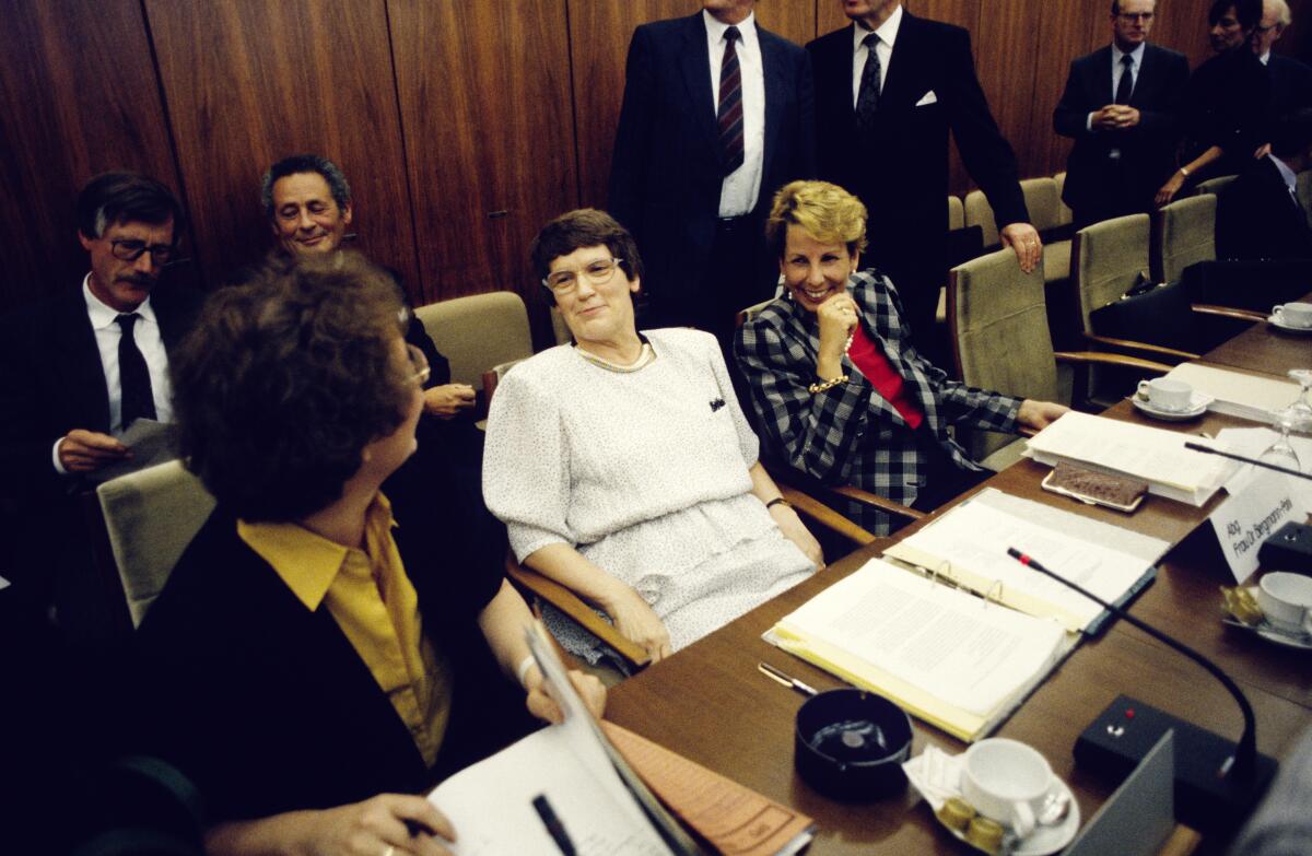 Erste gemeinsame Sitzung der Ausschüsse Deutsche Einheit der Abgeordneten der Volkskammer der DDR und der Abgeordneten des Deutschen Bundestages.; Die Ausschussvorsitzenden v.l.n.r.: Herta Däubler-Gmelin, SPD, stellvertretende SPD-Vorsitzende; Rita Süssmuth, CDU/CSU, Präsidentin des Deutschen Bundestages; Sabine Bergmann-Pohl, CDU, Präsidentin der Volkskammer und Staatsratsvorsitzende der DDR. Däubler-Gmelin, Herta; Süssmuth, Rita; Bergmann-Pohl, Sabine Erste gemeinsame Sitzung der Ausschüsse Deutsche Einheit der Abgeordneten der Volkskammer der DDR und der Abgeordneten des Deutschen Bundestages.; Die Ausschussvorsitzenden v.l.n.r.: Herta Däubler-Gmelin, SPD, stellvertretende SPD-Vorsitzende; Rita Süssmuth, CDU/CSU, Präsidentin des Deutschen Bundestages; Sabine Bergmann-Pohl, CDU, Präsidentin der Volkskammer und Staatsratsvorsitzende der DDR.