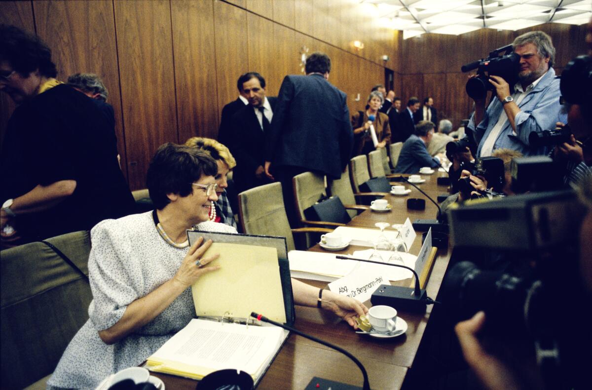 Erste gemeinsame Sitzung der Ausschüsse Deutsche Einheit der Abgeordneten der Volkskammer der DDR und der Abgeordneten des Deutschen Bundestages.; Die Ausschussvorsitzenden v.l.n.r.: Rita Süssmuth, CDU/CSU, Präsidentin des Deutschen Bundestages und Sabine Bergmann-Pohl, CDU, Präsidentin der Volkskammer und Staatsratsvorsitzende der DDR (verdeckt) vor Medienvertretern.; Medien, Presse; . Süssmuth, Rita; Bergmann-Pohl, Sabine Erste gemeinsame Sitzung der Ausschüsse Deutsche Einheit der Abgeordneten der Volkskammer der DDR und der Abgeordneten des Deutschen Bundestages.; Die Ausschussvorsitzenden v.l.n.r.: Rita Süssmuth, CDU/CSU, Präsidentin des Deutschen Bundestages und Sabine Bergmann-Pohl, CDU, Präsidentin der Volkskammer und Staatsratsvorsitzende der DDR (verdeckt) vor Medienvertretern.; Medien, Presse; .