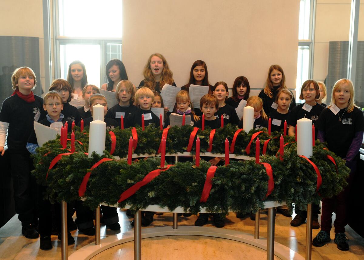 Das Diakonische Werk der EKD e. V. überreicht zum vierten Mal einen Adventskranz an den Deutschen Bundestag. Bundestagsvizepräsident Dr. Hermann Otto Solms, FDP, nimmt diesen entgegen. Kinder singen Weihnachtslieder. Das Diakonische Werk der EKD e. V. überreicht zum vierten Mal einen Adventskranz an den Deutschen Bundestag. Bundestagsvizepräsident Dr. Hermann Otto Solms, FDP, nimmt diesen entgegen. Kinder singen Weihnachtslieder.