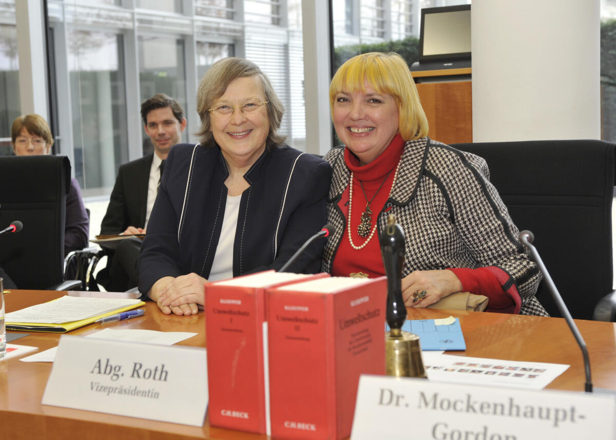 Konstituierende Sitzung des Ausschusses für Umwelt, Naturschutz, Bau und Reaktorsicherheit. v.l.n.r. die Vorsitzende des Ausschusses Bärbel Höhn, Bündnis 90/ Die Grünen, MdB, und Vizepräsidentin des Deutschen Bundestages Claudia Roth, Bündnis 90/ Die Grünen, MdB.; Konstituierung, Ausschuss, Umweltausschuss Roth, Claudia; Höhn, Bärbel Konstituierende Sitzung des Ausschusses für Umwelt, Naturschutz, Bau und Reaktorsicherheit. v.l.n.r. die Vorsitzende des Ausschusses Bärbel Höhn, Bündnis 90/ Die Grünen, MdB, und Vizepräsidentin des Deutschen Bundestages Claudia Roth, Bündnis 90/ Die Grünen, MdB.; Konstituierung, Ausschuss, Umweltausschuss