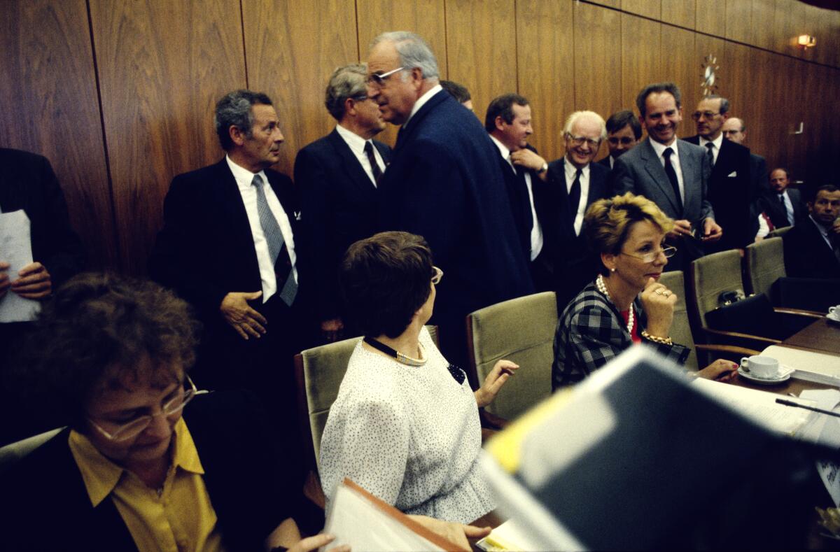 Erste gemeinsame Sitzung der Ausschüsse Deutsche Einheit der Abgeordneten der Volkskammer der DDR und der Abgeordneten des Deutschen Bundestages.; Die Ausschussvorsitzenden v.l.n.r.: Herta Däubler-Gmelin, SPD, stellvertretende SPD-Vorsitzende; Rita Süssmuth, CDU/CSU, Präsidentin des Deutschen Bundestages; Sabine Bergmann-Pohl, CDU, Präsidentin der Volkskammer und Staatsratsvorsitzende der DDR. Im Hintergrund Bundeskanzler Helmut Kohl, CDU/CSU, MdB. Däubler-Gmelin, Herta; Süssmuth, Rita; Bergmann-Pohl, Sabine; Kohl, Helmut Erste gemeinsame Sitzung der Ausschüsse Deutsche Einheit der Abgeordneten der Volkskammer der DDR und der Abgeordneten des Deutschen Bundestages.; Die Ausschussvorsitzenden v.l.n.r.: Herta Däubler-Gmelin, SPD, stellvertretende SPD-Vorsitzende; Rita Süssmuth, CDU/CSU, Präsidentin des Deutschen Bundestages; Sabine Bergmann-Pohl, CDU, Präsidentin der Volkskammer und Staatsratsvorsitzende der DDR. Im Hintergrund Bundeskanzler Helmut Kohl, CDU/CSU, MdB.
