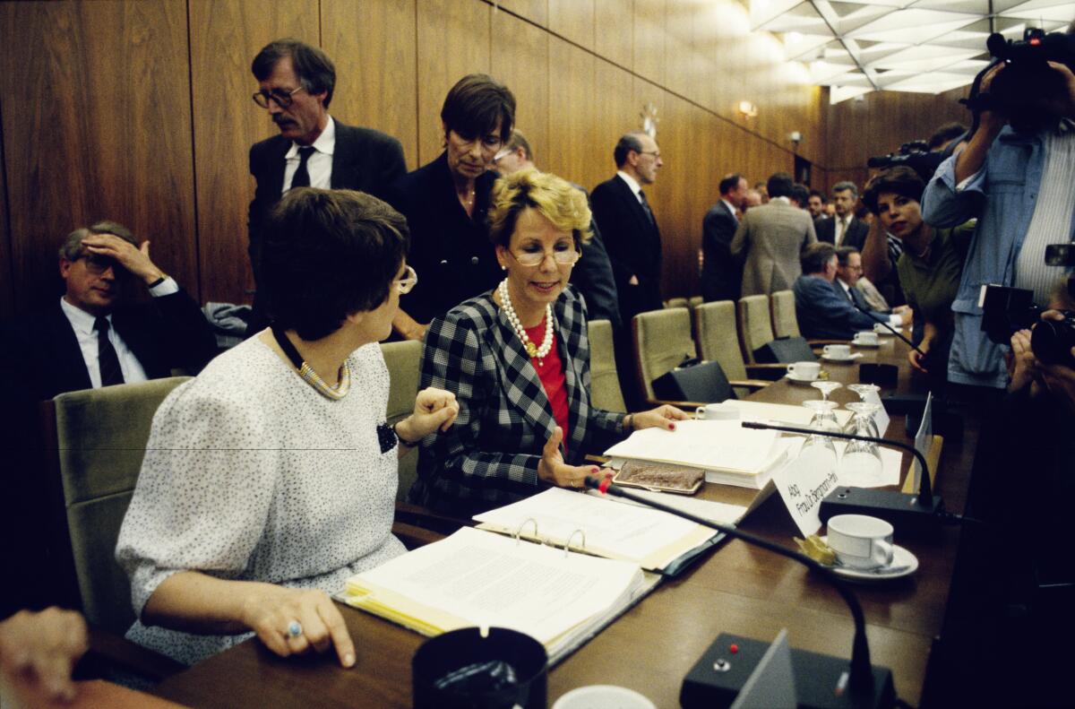 Süssmuth, Rita; Bergmann-Pohl, Sabine Erste gemeinsame Sitzung der Ausschüsse Deutsche Einheit der Abgeordneten der Volkskammer der DDR und der Abgeordneten des Deutschen Bundestages.; Die Ausschussvorsitzenden v.l.n.r.: Rita Süssmuth, CDU/CSU, Präsidentin des Deutschen Bundestages und Sabine Bergmann-Pohl, CDU, Präsidentin der Volkskammer und Staatsratsvorsitzende der DDR vor Medienvertretern.; Presse, Medien
