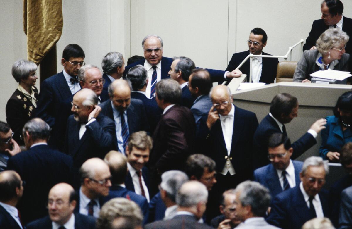 Im Plenarsaal im Wasserwerk findet die Abstimmung zum Entwurf des Gesetzes zum Vertrag vom18. Mai 1990 über die Schaffung einerWährungs-, Wirtschafts- und Sozialunion zwischen der Bundesrepublik Deutschland und der Deutschen Demokratischen Republik. Im Zentrum: Bundeskanzler Helmut Kohl, CDU/CSU, MdB.; Abstimmung, abstimmen, Staatsvertrag, Deutsche Einheit, Abgeordnete, Bundestagsabgeordnete, Kanzler Kohl, Helmut; Klein, Hans Im Plenarsaal im Wasserwerk findet die Abstimmung zum Entwurf des Gesetzes zum Vertrag vom18. Mai 1990 über die Schaffung einerWährungs-, Wirtschafts- und Sozialunion zwischen der Bundesrepublik Deutschland und der Deutschen Demokratischen Republik. Im Zentrum: Bundeskanzler Helmut Kohl, CDU/CSU, MdB.; Abstimmung, abstimmen, Staatsvertrag, Deutsche Einheit, Abgeordnete, Bundestagsabgeordnete, Kanzler