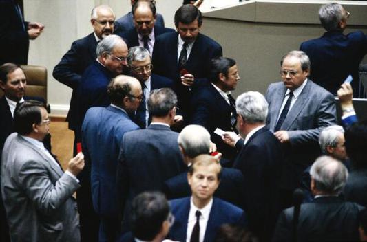 Kohl, Helmut; Schäuble, Wolfgang; Klein, Hans; Möllemann, Jürgen W.; Seiters, Rudolf; Kraus, Rudolf; Lambsdorff, Otto Graf; Bohl, Friedrich; Vogel, Hans-Jochen; Reuter, Bernd Liegenschaften in Bonn, Plenargebäude