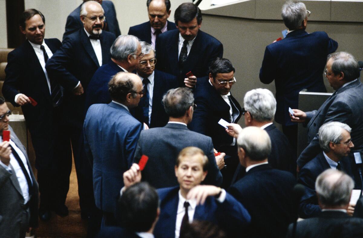 Im Plenarsaal im Wasserwerk findet die Abstimmung zum Entwurf des Gesetzes zum Vertrag vom18. Mai 1990 über die Schaffung einerWährungs-, Wirtschafts- und Sozialunion zwischen der Bundesrepublik Deutschland und der Deutschen Demokratischen Republik. Im Zentrum: Bundeskanzler Helmut Kohl, CDU/CSU, MdB.; Abstimmung, abstimmen, Staatsvertrag, Deutsche Einheit, Abgeordnete, Bundestagsabgeordnete, Kanzler Kohl, Helmut; Schäuble, Wolfgang; Klein, Hans; Möllemann, Jürgen W. Im Plenarsaal im Wasserwerk findet die Abstimmung zum Entwurf des Gesetzes zum Vertrag vom18. Mai 1990 über die Schaffung einerWährungs-, Wirtschafts- und Sozialunion zwischen der Bundesrepublik Deutschland und der Deutschen Demokratischen Republik. Im Zentrum: Bundeskanzler Helmut Kohl, CDU/CSU, MdB.; Abstimmung, abstimmen, Staatsvertrag, Deutsche Einheit, Abgeordnete, Bundestagsabgeordnete, Kanzler
