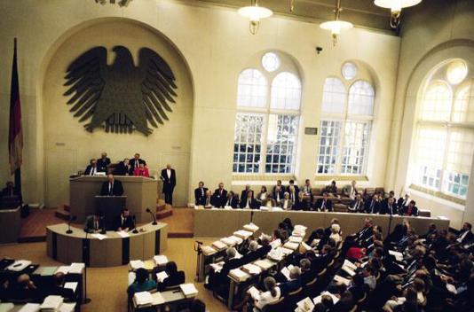 Kohl, Helmut Liegenschaften in Bonn, Plenargebäude