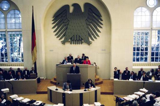 Kohl, Helmut Liegenschaften in Bonn, Plenargebäude