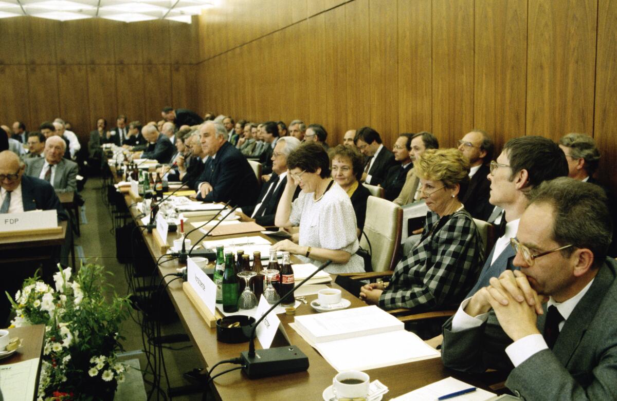 Erste gemeinsame Sitzung der Ausschüsse Deutsche Einheit der Abgeordneten der Volkskammer der DDR und der Abgeordneten des Deutschen Bundestages.; V.l.n.r.: Helmut Kohl, CDU/CSU, Bundeskanzler; Ausschussvorsitzende Herta Däubler-Gmelin, SPD, stellvertretende SPD-Vorsitzende; Rita Süssmuth, CDU/CSU, Präsidentin des Deutschen Bundestages; Sabine Bergmann-Pohl, CDU, Präsidentin der Volkskammer und Staatsratsvorsitzende der DDR. Däubler-Gmelin, Herta; Süssmuth, Rita; Bergmann-Pohl, Sabine; Kohl, Helmut Erste gemeinsame Sitzung der Ausschüsse Deutsche Einheit der Abgeordneten der Volkskammer der DDR und der Abgeordneten des Deutschen Bundestages.; V.l.n.r.: Helmut Kohl, CDU/CSU, Bundeskanzler; Ausschussvorsitzende Herta Däubler-Gmelin, SPD, stellvertretende SPD-Vorsitzende; Rita Süssmuth, CDU/CSU, Präsidentin des Deutschen Bundestages; Sabine Bergmann-Pohl, CDU, Präsidentin der Volkskammer und Staatsratsvorsitzende der DDR.