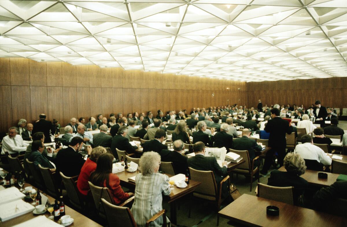 Erste gemeinsame Sitzung der Ausschüsse Deutsche Einheit der Abgeordneten der Volkskammer der DDR und der Abgeordneten des Deutschen Bundestages.; Totale des Sitzungssaals mit den Mitgliedern des Ausschusses. Erste gemeinsame Sitzung der Ausschüsse Deutsche Einheit der Abgeordneten der Volkskammer der DDR und der Abgeordneten des Deutschen Bundestages.; Totale des Sitzungssaals mit den Mitgliedern des Ausschusses.