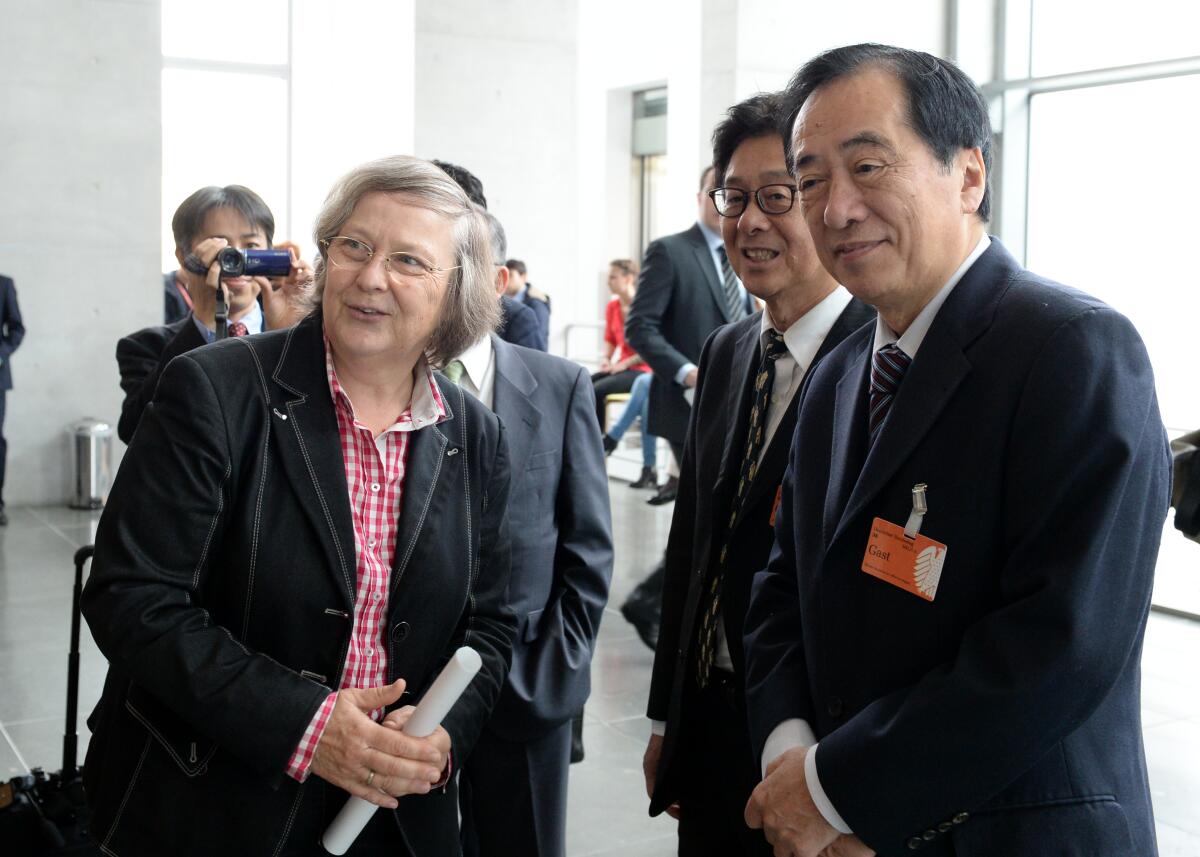 Naoto Kan, (re), ehemaliger Premierminister von Japan, und Vladimir Kuznetsov, (re), Direktor des Nuklear- und Strahlungssicherheits-Programms von Green Cross Russland, sind zu Gast beim Ausschuss des Deutschen Bundestages für Umwelt, Naturschutz, Bau und Reaktorsicherheit. Bärbel Höhn, (li), Bündnis 90/Die Grünen, Vorsitzende des Ausschusses, leitet die Sitzung. Höhn, Bärbel; Kan, Naoto Naoto Kan, (re), ehemaliger Premierminister von Japan, und Vladimir Kuznetsov, (re), Direktor des Nuklear- und Strahlungssicherheits-Programms von Green Cross Russland, sind zu Gast beim Ausschuss des Deutschen Bundestages für Umwelt, Naturschutz, Bau und Reaktorsicherheit. Bärbel Höhn, (li), Bündnis 90/Die Grünen, Vorsitzende des Ausschusses, leitet die Sitzung.
