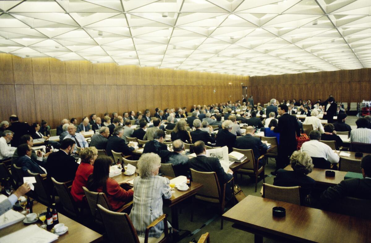  Erste gemeinsame Sitzung der Ausschüsse Deutsche Einheit der Abgeordneten der Volkskammer der DDR und der Abgeordneten des Deutschen Bundestages.; Totale des Sitzungssaals mit den Mitgliedern des Ausschusses.