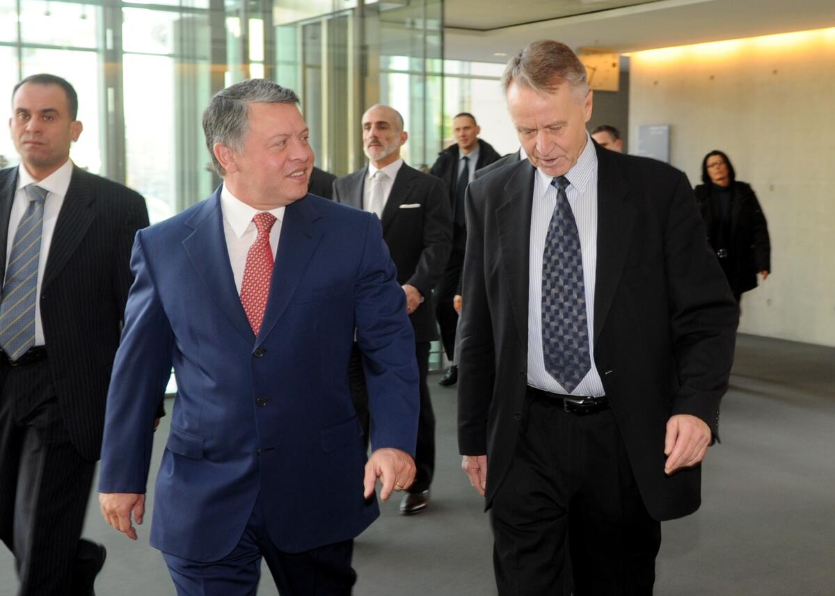 S. M. König Abdullah II. Ibn al-Hussein, (li), König des Haschemitischen Königreiches Jordanien, ist zu Gast im Auswärtigen Ausschuss des Deutschen Bundestages. Hans-Ulrich Klose, (re), SPD, stellvertretender Vorsitzender des Ausschusses leitet das Gespräch. Klose, Hans-Ulrich; S. M. König Abdullah II. Ibn al-Hussein S. M. König Abdullah II. Ibn al-Hussein, (li), König des Haschemitischen Königreiches Jordanien, ist zu Gast im Auswärtigen Ausschuss des Deutschen Bundestages. Hans-Ulrich Klose, (re), SPD, stellvertretender Vorsitzender des Ausschusses leitet das Gespräch.