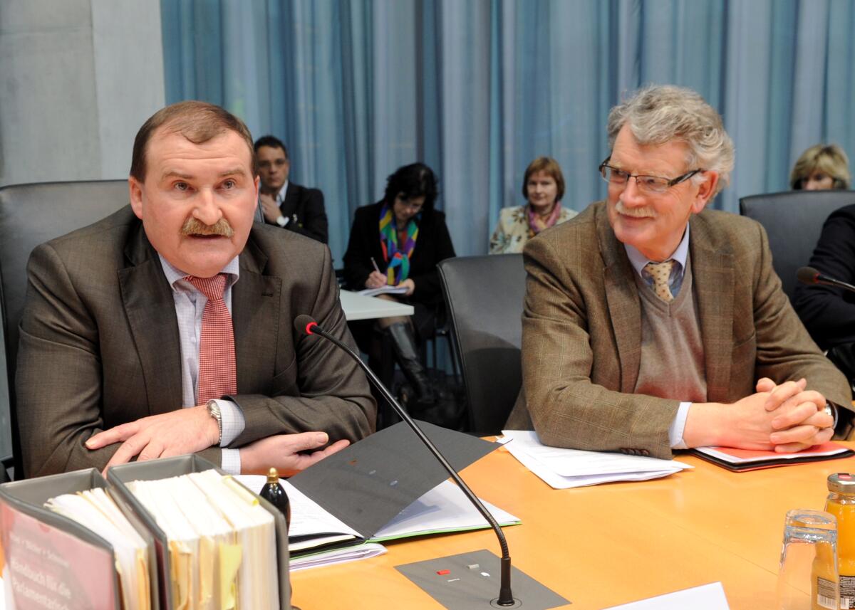 Unter der Leitung des stellvertretenden Vorsitzenden Max Straubinger, (li), CDU/CSU, und dem Ausschussvorsitzenden Hans-Michael Goldmann, (re), FDP, haben die Ausschüsse des Deutschen Bundestages für Arbeit und Soziales, und Ernährung, Landwirtschaft und Verbraucherschutz, mit Beteiligung von Sachverständigen eine gemeinsame Öffentliche Anhörung. Straubinger, Max; Goldmann, Hans-Michael Unter der Leitung des stellvertretenden Vorsitzenden Max Straubinger, (li), CDU/CSU, und dem Ausschussvorsitzenden Hans-Michael Goldmann, (re), FDP, haben die Ausschüsse des Deutschen Bundestages für Arbeit und Soziales, und Ernährung, Landwirtschaft und Verbraucherschutz, mit Beteiligung von Sachverständigen eine gemeinsame Öffentliche Anhörung.