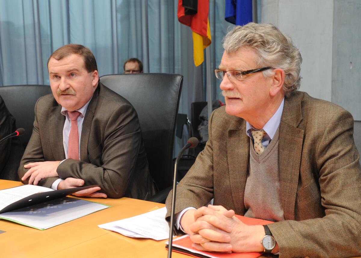 Unter der Leitung des stellvertretenden Vorsitzenden Max Straubinger, (li), CDU/CSU, und dem Ausschussvorsitzenden Hans-Michael Goldmann, (re), FDP, haben die Ausschüsse des Deutschen Bundestages für Arbeit und Soziales, und Ernährung, Landwirtschaft und Verbraucherschutz, mit Beteiligung von Sachverständigen eine gemeinsame Öffentliche Anhörung. Straubinger, Max; Goldmann, Hans-Michael Unter der Leitung des stellvertretenden Vorsitzenden Max Straubinger, (li), CDU/CSU, und dem Ausschussvorsitzenden Hans-Michael Goldmann, (re), FDP, haben die Ausschüsse des Deutschen Bundestages für Arbeit und Soziales, und Ernährung, Landwirtschaft und Verbraucherschutz, mit Beteiligung von Sachverständigen eine gemeinsame Öffentliche Anhörung.