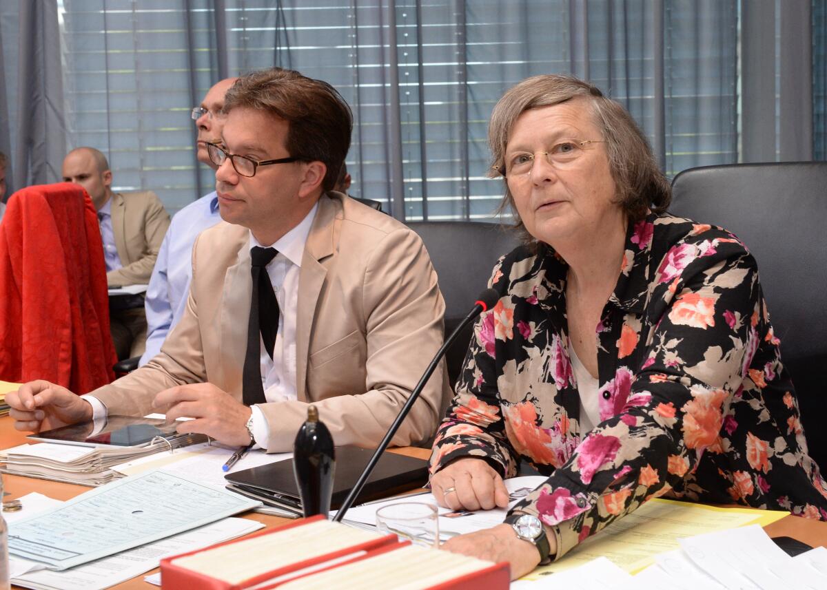 Der Ausschussdes Deutschen Bundestages für Umwelt, Naturschutz, Bau, und Reaktorsicherheit, hat unter der Leitung der Vorsitzenden, Bärbel Höhn, (re), Bündnis 90/Die Grünen, und mit Beteiligung von Sachverständigen, eine Öffentliche Anhörung zum Thema "Entwurf eines Gesetzes zur Einführung einer Länderöffnungsklausesl zur Vorgabe von Mindestabständen zwischen Windenergieanlagen und zulässigen Nuztungen". Rechts Florian Pronold, SPD, Pralamentarischer Staatssekretär. Höhn, Bärbel; Pronold, Florian Der Ausschussdes Deutschen Bundestages für Umwelt, Naturschutz, Bau, und Reaktorsicherheit, hat unter der Leitung der Vorsitzenden, Bärbel Höhn, (re), Bündnis 90/Die Grünen, und mit Beteiligung von Sachverständigen, eine Öffentliche Anhörung zum Thema "Entwurf eines Gesetzes zur Einführung einer Länderöffnungsklausesl zur Vorgabe von Mindestabständen zwischen Windenergieanlagen und zulässigen Nuztungen". Rechts Florian Pronold, SPD, Pralamentarischer Staatssekretär.