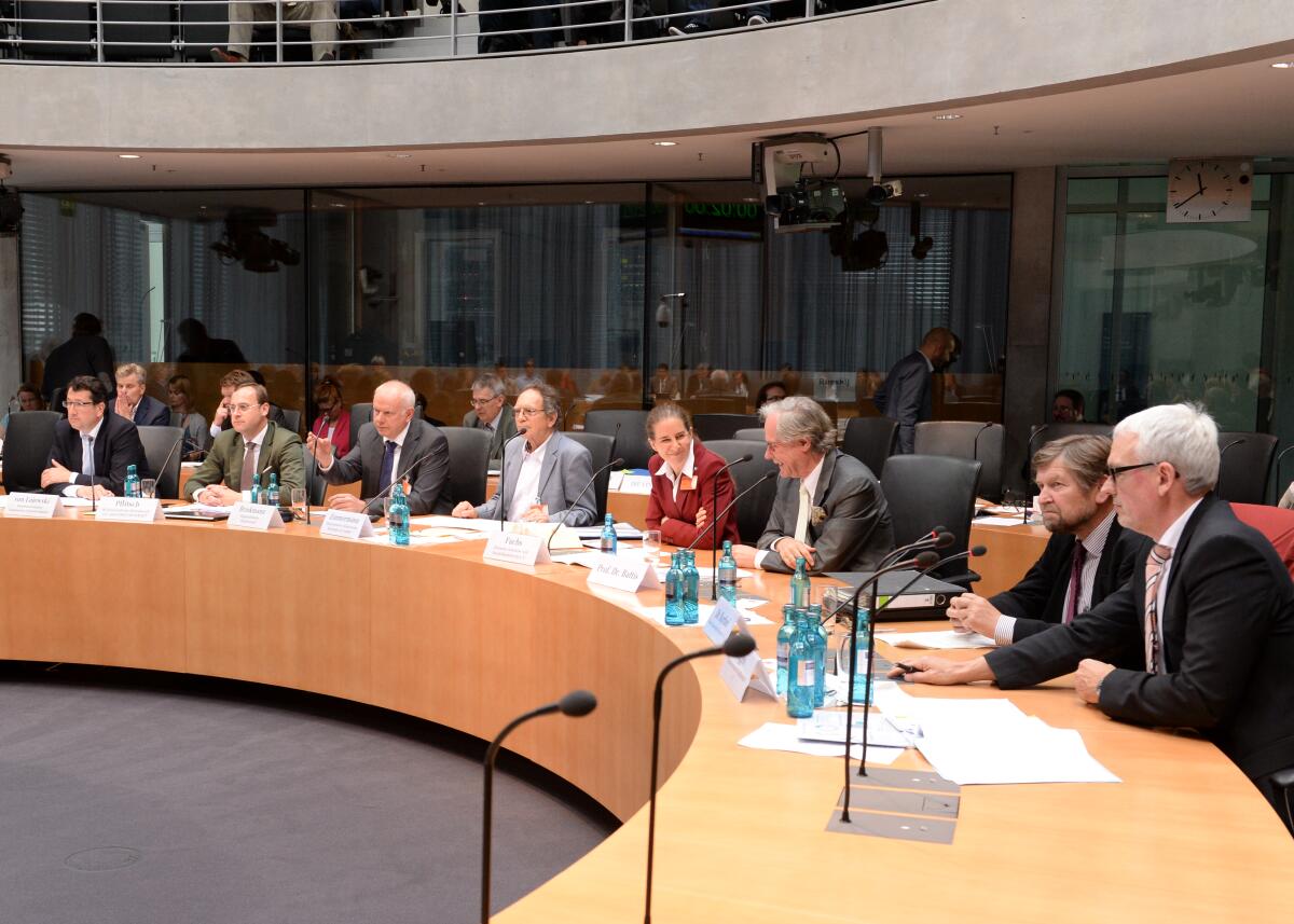 Der Ausschussdes Deutschen Bundestages für Umwelt, Naturschutz, Bau, und Reaktorsicherheit, hat unter der Leitung der Vorsitzenden, Bärbel Höhn, Bündnis 90/Die Grünen, und mit Beteiligung von Sachverständigen (hier im Bild), eine Öffentliche Anhörung zum Thema "Entwurf eines Gesetzes zur Einführung einer Länderöffnungsklausesl zur Vorgabe von Mindestabständen zwischen Windenergieanlagen und zulässigen Nuztungen".; Übersicht. Der Ausschussdes Deutschen Bundestages für Umwelt, Naturschutz, Bau, und Reaktorsicherheit, hat unter der Leitung der Vorsitzenden, Bärbel Höhn, Bündnis 90/Die Grünen, und mit Beteiligung von Sachverständigen (hier im Bild), eine Öffentliche Anhörung zum Thema "Entwurf eines Gesetzes zur Einführung einer Länderöffnungsklausesl zur Vorgabe von Mindestabständen zwischen Windenergieanlagen und zulässigen Nuztungen".; Übersicht.