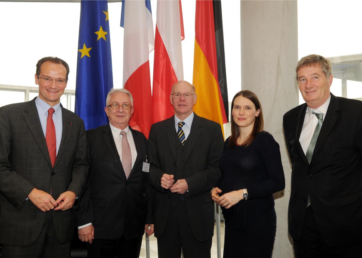 Krichbaum, Gunther; Lammert, Norbert; Lequiller, Pierre; Pomaska, Agnieszka; Wittbrodt, Edmund Treffen der EU-Ausschüsse der französischen Assemblée Nationale und des polnischen Senats und Sejms zu einer gemeinsamen Sitzung mit dem Ausschuss des Deutschen Bundestages für die Angelegenheiten der Europäischen Union. Von deutscher Seite wird der Ausschuss vom Ausschussvorsitzenden Gunther Krichbaum, (li), CDU/CSU, geleitet, von französischer Seite von Pierre Lequiller, (re), von polnischer Seite von Agnieszka Pomaska, (2.v.re),  für den Sejm und von Edmund Wittbrodt, (2.v.li),  für den Senat der Polnischen Republik. Bundestagspräsident Prof. Dr. Norbert Lammert, (mitte), CDU/CSU, begrüßt die Teilnehmer des Ausschusses.; Fahne, Fahnen, Gruppenfoto.
