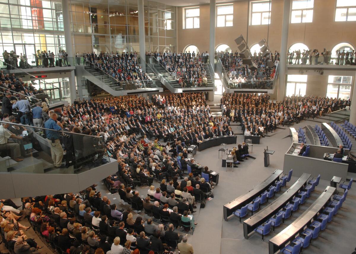14. Bundesversammlung. Wahl des Bundespräsidenten.; Übersicht Plenarsaal, Wahl, Wahlen, Gang zur Wahlurne. 14. Bundesversammlung. Wahl des Bundespräsidenten.; Übersicht Plenarsaal, Wahl, Wahlen, Gang zur Wahlurne.