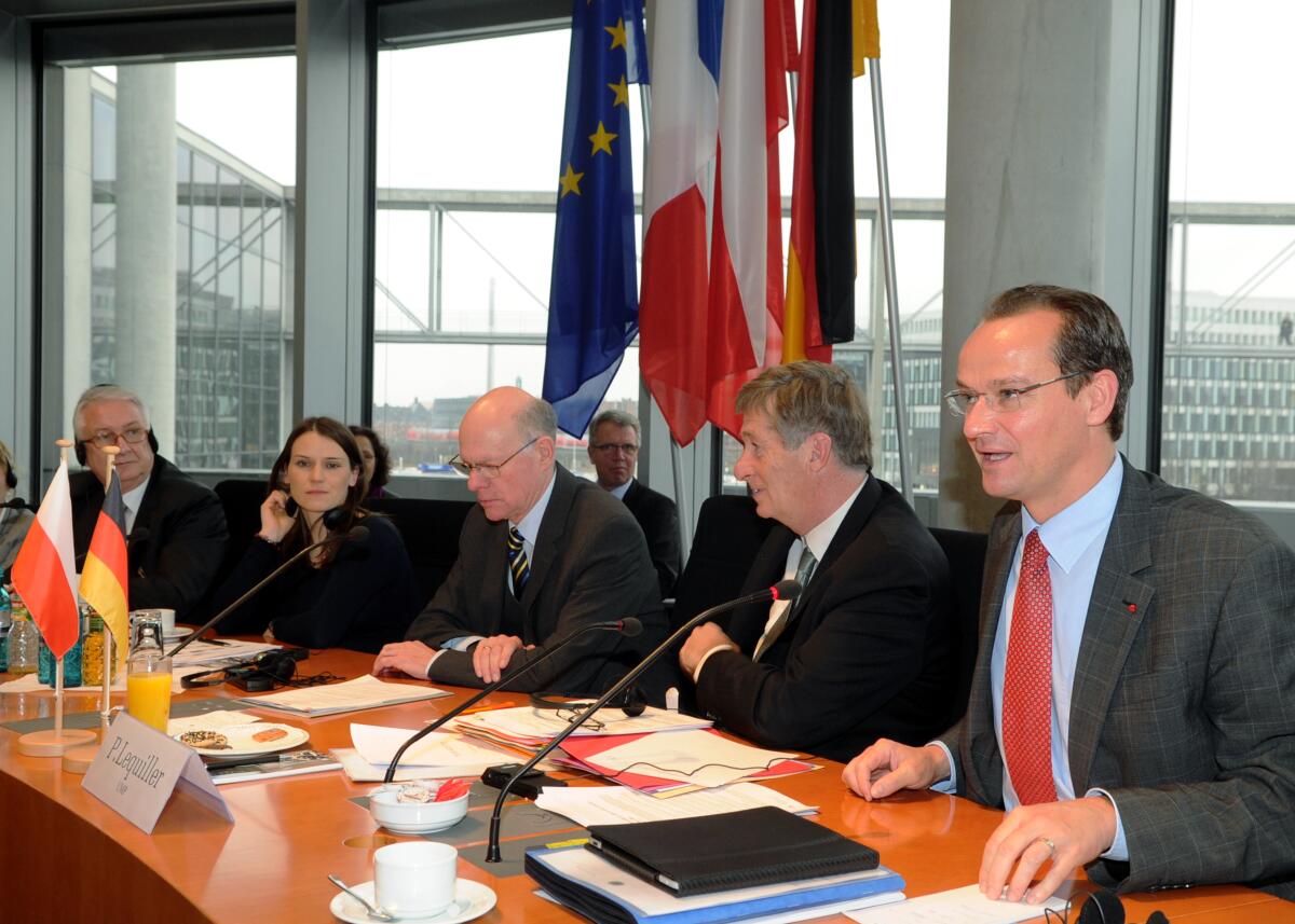 Treffen der EU-Ausschüsse der französischen Assemblée Nationale und des polnischen Senats und Sejms zu einer gemeinsamen Sitzung mit dem Ausschuss des Deutschen Bundestages für die Angelegenheiten der Europäischen Union. Von deutscher Seite wird der Ausschuss vom Ausschussvorsitzenden Gunther Krichbaum, (re), CDU/CSU, geleitet, von französischer Seite von Pierre Lequiller, (2.v.re), von polnischer Seite von Agnieszka Pomaska, (4.v.re), für den Sejm und von Edmund Wittbrodt, (li), für den Senat der Polnischen Republik. Bundestagspräsident Prof. Dr. Norbert Lammert, (3.v.re), CDU/CSU, begrüßt die Teilnehmer des Ausschusses.; Fahne, Fahnen. Krichbaum, Gunther; Lammert, Norbert; Lequiller, Pierre; Pomaska, Agnieszka; Wittbrodt, Edmund Treffen der EU-Ausschüsse der französischen Assemblée Nationale und des polnischen Senats und Sejms zu einer gemeinsamen Sitzung mit dem Ausschuss des Deutschen Bundestages für die Angelegenheiten der Europäischen Union. Von deutscher Seite wird der Ausschuss vom Ausschussvorsitzenden Gunther Krichbaum, (re), CDU/CSU, geleitet, von französischer Seite von Pierre Lequiller, (2.v.re), von polnischer Seite von Agnieszka Pomaska, (4.v.re), für den Sejm und von Edmund Wittbrodt, (li), für den Senat der Polnischen Republik. Bundestagspräsident Prof. Dr. Norbert Lammert, (3.v.re), CDU/CSU, begrüßt die Teilnehmer des Ausschusses.; Fahne, Fahnen.