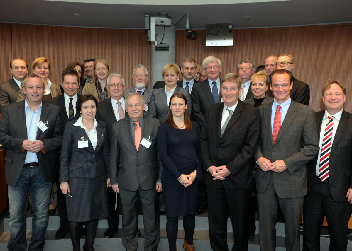 Treffen der EU-Ausschüsse der französischen Assemblée Nationale und des polnischen Senats und Sejms zu einer gemeinsamen Sitzung mit dem Ausschuss des Deutschen Bundestages für die Angelegenheiten der Europäischen Union. Von deutscher Seite wird der Ausschuss vom Ausschussvorsitzenden Gunther Krichbaum, (1. Reihe 2.v.re), CDU/CSU, geleitet, von französischer Seite von Pierre Lequiller, (1. Reihe 3.v.re), von polnischer Seite von Agnieszka Pomaska, (1. Reihe 4.v.re), für den Sejm und von Edmund Wittbrodt, (2. Reihe 2.v.li), für den Senat der Polnischen Republik.; Gruppenfoto. Krichbaum, Gunther; Lequiller, Pierre; Pomaska, Agnieszka; Wittbrodt, Edmund Treffen der EU-Ausschüsse der französischen Assemblée Nationale und des polnischen Senats und Sejms zu einer gemeinsamen Sitzung mit dem Ausschuss des Deutschen Bundestages für die Angelegenheiten der Europäischen Union. Von deutscher Seite wird der Ausschuss vom Ausschussvorsitzenden Gunther Krichbaum, (1. Reihe 2.v.re), CDU/CSU, geleitet, von französischer Seite von Pierre Lequiller, (1. Reihe 3.v.re), von polnischer Seite von Agnieszka Pomaska, (1. Reihe 4.v.re), für den Sejm und von Edmund Wittbrodt, (2. Reihe 2.v.li), für den Senat der Polnischen Republik.; Gruppenfoto.