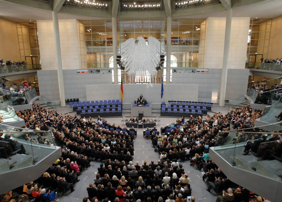 14. Bundesversammlung. Wahl des Bundespräsidenten.; Übersicht Plenarsaal, Wahl, Wahlen, Gang zur Wahlurne. 14. Bundesversammlung. Wahl des Bundespräsidenten.; Übersicht Plenarsaal, Wahl, Wahlen, Gang zur Wahlurne.
