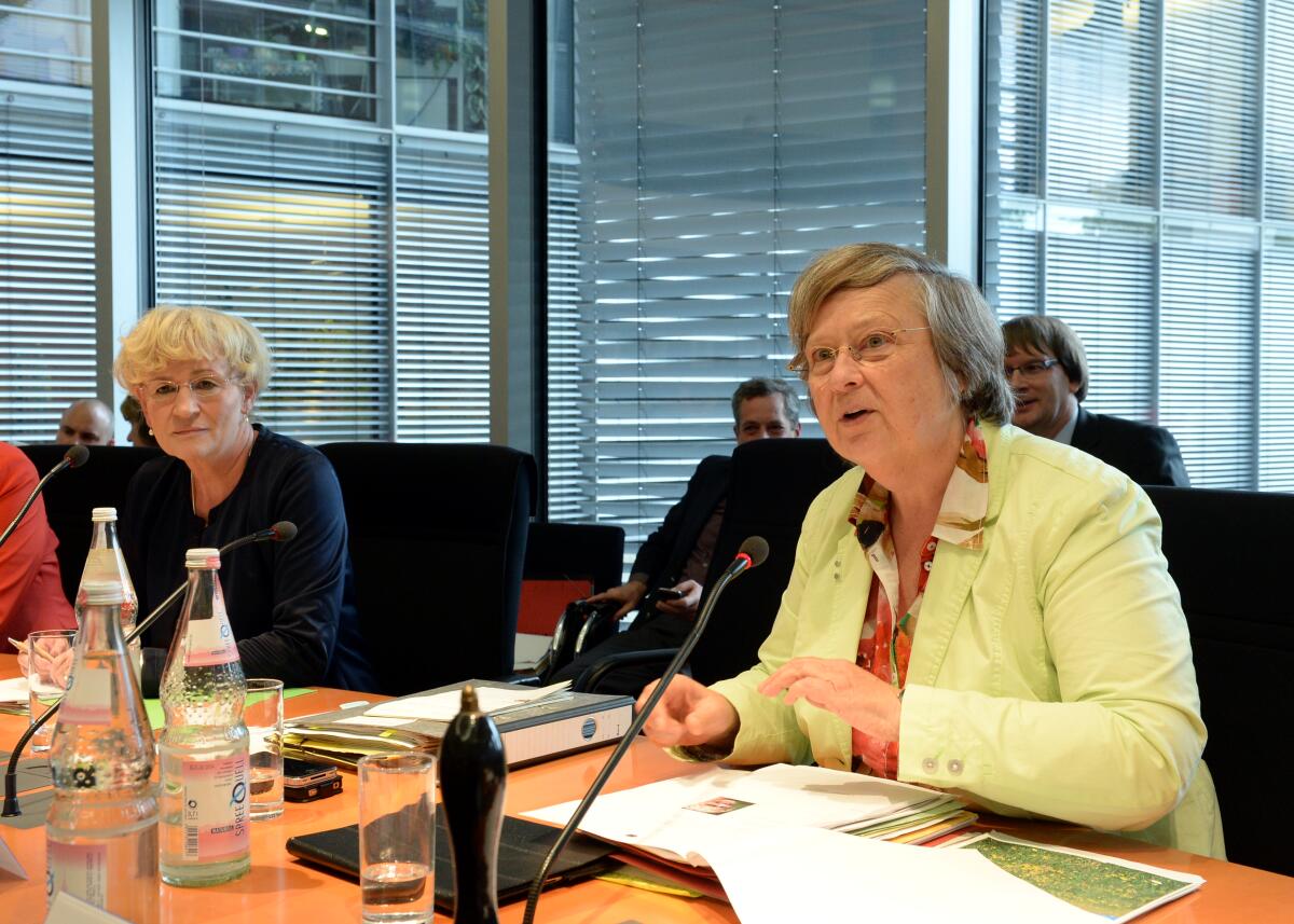 Bärbel Höhn, (re), Bündnis 90/Die Grünen, Vorsitzende des Ausschusses des Deutschen Bundestages für Umwelt, Naturschutz, Bau und Reaktorsicherheit, begrüßt Prof. Dr. Beate Jessel, (li), Präsidentin des Bundesamtes für Naturschutz, in der Ausschusssitzung. Höhn, Bärbel; Jessel, Beate Bärbel Höhn, (re), Bündnis 90/Die Grünen, Vorsitzende des Ausschusses des Deutschen Bundestages für Umwelt, Naturschutz, Bau und Reaktorsicherheit, begrüßt Prof. Dr. Beate Jessel, (li), Präsidentin des Bundesamtes für Naturschutz, in der Ausschusssitzung.