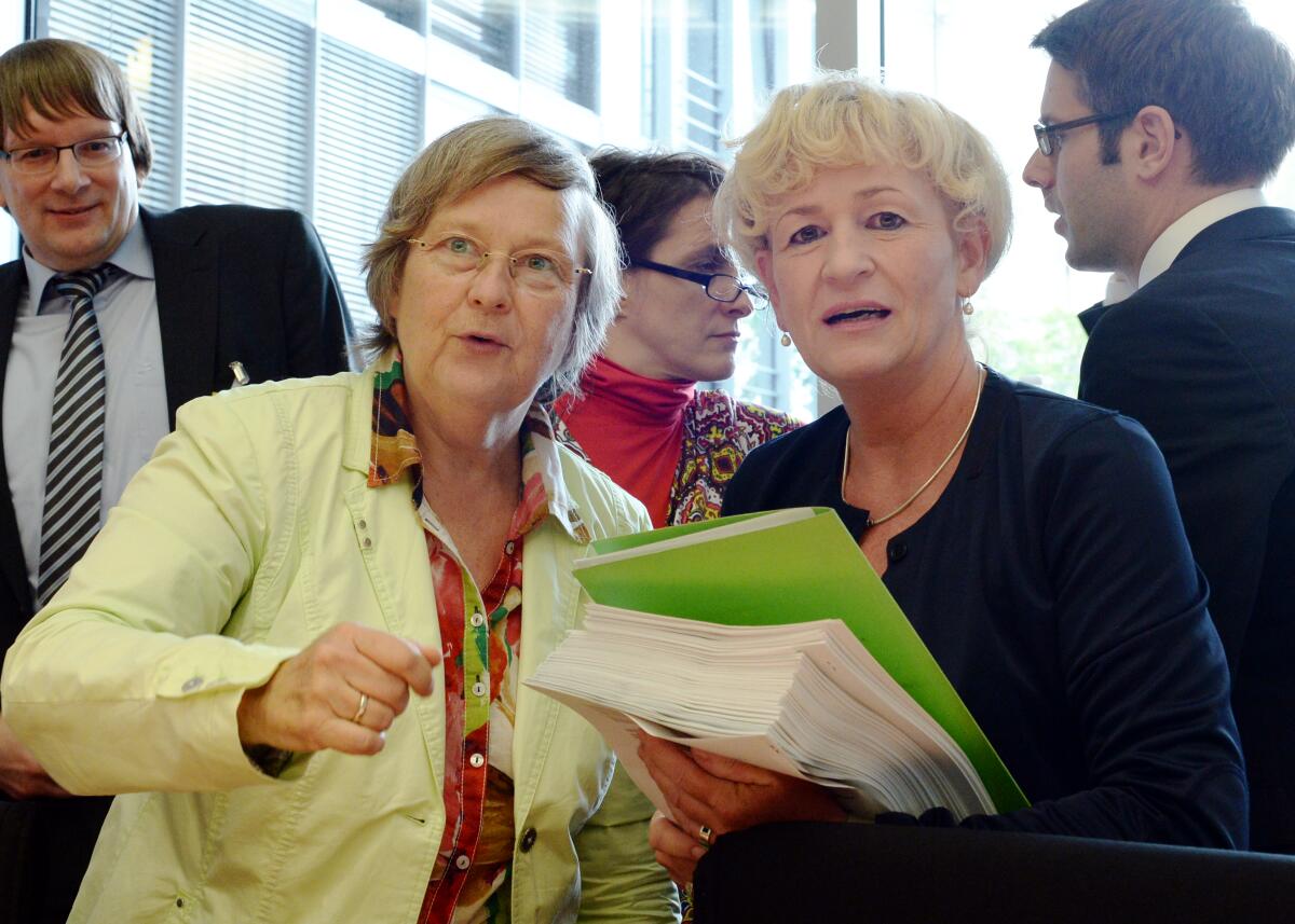 Bärbel Höhn, (li), Bündnis 90/Die Grünen, Vorsitzende des Ausschusses des Deutschen Bundestages für Umwelt, Naturschutz, Bau und Reaktorsicherheit, begrüßt Prof. Dr. Beate Jessel, (re), Präsidentin des Bundesamtes für Naturschutz, in der Ausschusssitzung. Höhn, Bärbel; Jessel, Beate Bärbel Höhn, (li), Bündnis 90/Die Grünen, Vorsitzende des Ausschusses des Deutschen Bundestages für Umwelt, Naturschutz, Bau und Reaktorsicherheit, begrüßt Prof. Dr. Beate Jessel, (re), Präsidentin des Bundesamtes für Naturschutz, in der Ausschusssitzung.