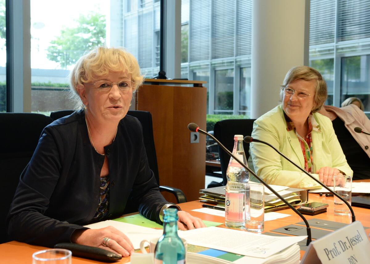 Bärbel Höhn, (re), Bündnis 90/Die Grünen, Vorsitzende des Ausschusses des Deutschen Bundestages für Umwelt, Naturschutz, Bau und Reaktorsicherheit, begrüßt Prof. Dr. Beate Jessel, (li), Präsidentin des Bundesamtes für Naturschutz, in der Ausschusssitzung. Höhn, Bärbel; Jessel, Beate Bärbel Höhn, (re), Bündnis 90/Die Grünen, Vorsitzende des Ausschusses des Deutschen Bundestages für Umwelt, Naturschutz, Bau und Reaktorsicherheit, begrüßt Prof. Dr. Beate Jessel, (li), Präsidentin des Bundesamtes für Naturschutz, in der Ausschusssitzung.