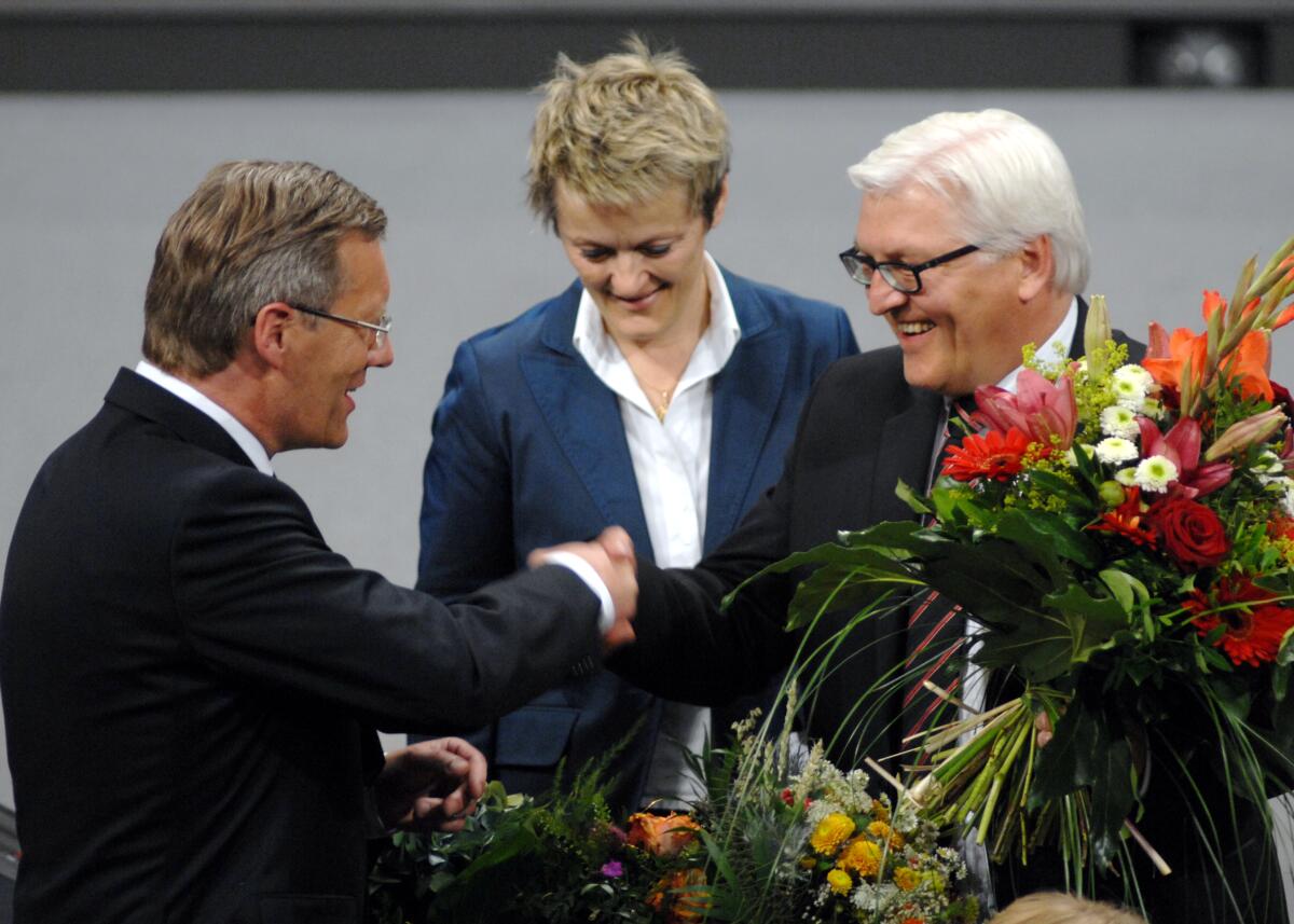 14. Bundesversammlung. Wahl des Bundespräsidenten. Frank-Walter Steinmeier, SPD, und Renate Künast, Bündnis 90/Die Grünen, gratulieren Christian Wulff zur Wahl des Bundespräsidenten. Wulff, Christian; Steinmeier, Frank-Walter; Künast, Renate 14. Bundesversammlung. Wahl des Bundespräsidenten. Frank-Walter Steinmeier, SPD, und Renate Künast, Bündnis 90/Die Grünen, gratulieren Christian Wulff zur Wahl des Bundespräsidenten.