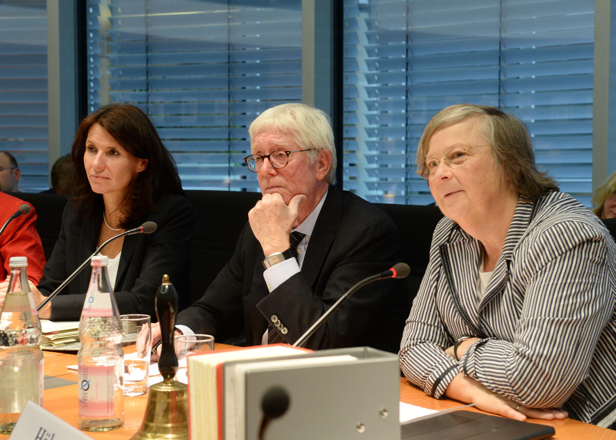 Bärbel Höhn, (re), Bündnis 90/Die Grünen, Vorsitzende des Ausschusses des Deutschen Bundestages für Umwelt, Naturschutz, Bau und Reaktorsicherheit, leitet eine Sitzung, an der Dr. Jürgen Heyer, Präsident Deutscher Verband für Wohnungswesen, Städtebau und Raumordnung e. V., teilnimmt.; Links Rita Schwarzelühr-Sutter, SPD, Parlamentarische Staatssekretärin. Höhn, Bärbel; Heyer, Jürgen; Schwarzelühr-Sutter, Rita Bärbel Höhn, (re), Bündnis 90/Die Grünen, Vorsitzende des Ausschusses des Deutschen Bundestages für Umwelt, Naturschutz, Bau und Reaktorsicherheit, leitet eine Sitzung, an der Dr. Jürgen Heyer, Präsident Deutscher Verband für Wohnungswesen, Städtebau und Raumordnung e. V., teilnimmt.; Links Rita Schwarzelühr-Sutter, SPD, Parlamentarische Staatssekretärin.